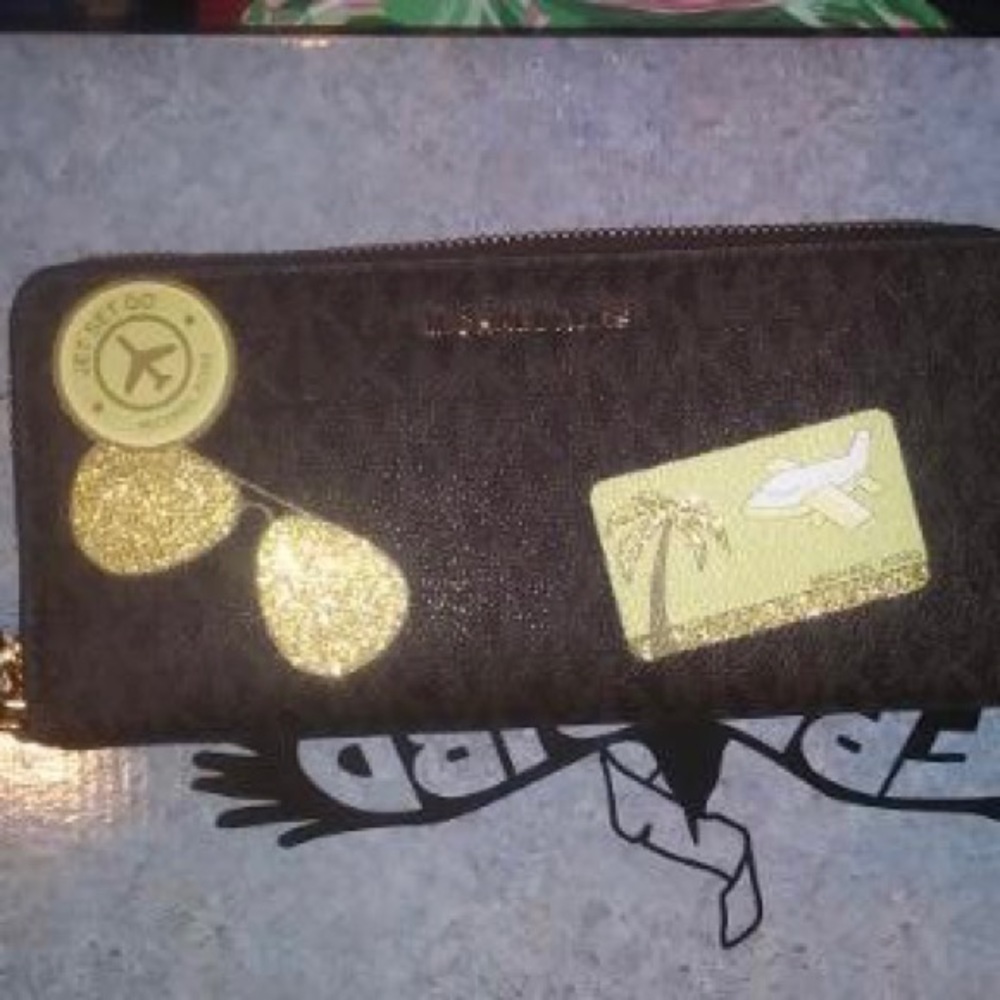 Michael Kors wallet like new.